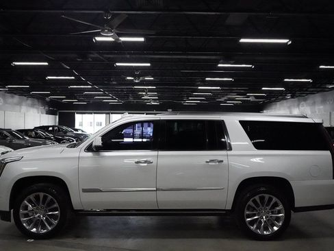 Used 2018 Cadillac Escalade ESV Premium Luxury AWD/4WD image 2