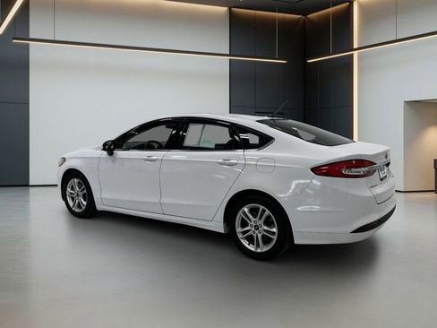 Used 2018 Ford Fusion SE w/ Fusion SE Technology Package FWD image 3