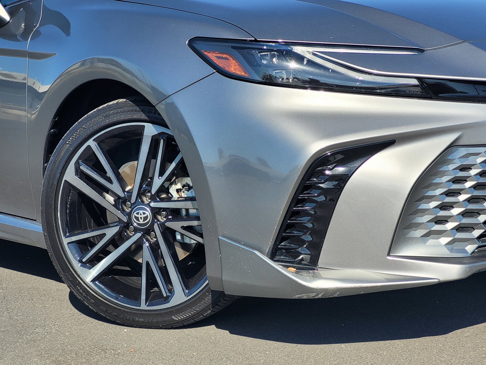 Used 2025 Toyota Camry XSE FWD image 3