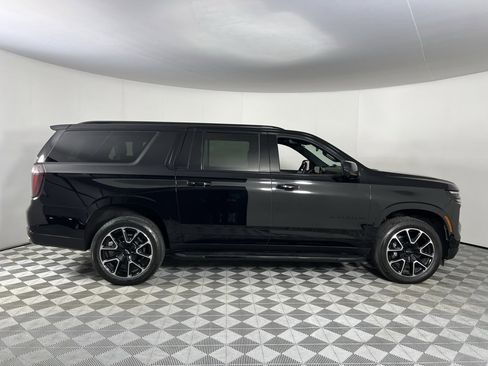 Used 2025 Chevrolet Suburban RST w/ Sun And Tow Package image 5