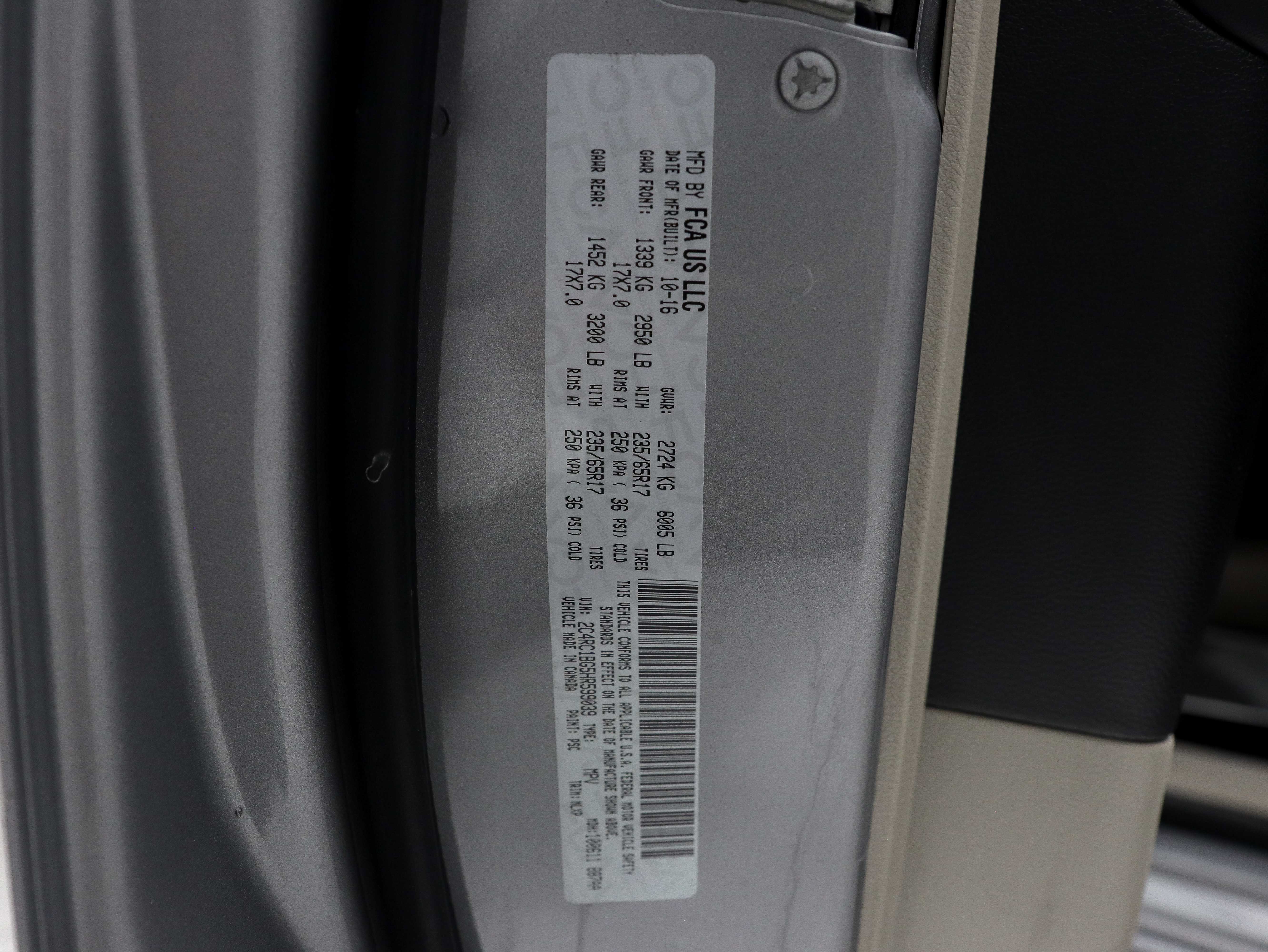 Used 2017 Chrysler Pacifica Touring-L FWD image 34