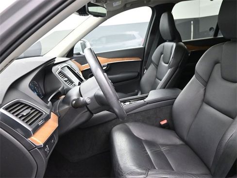 Used 2022 Volvo XC90 T6 Momentum w/ Climate Package image 9