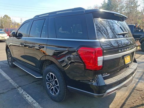 Used 2023 Ford Expedition XLT image 4
