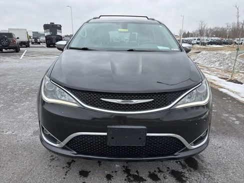 Used 2017 Chrysler Pacifica Limited image 3