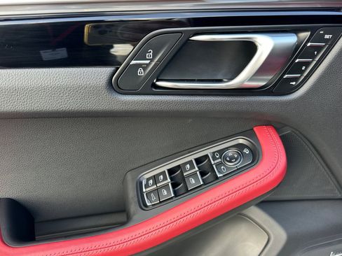 Used 2023 Porsche Macan image 12