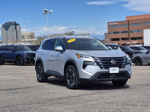 Used 2025 Nissan Rogue SV image 2