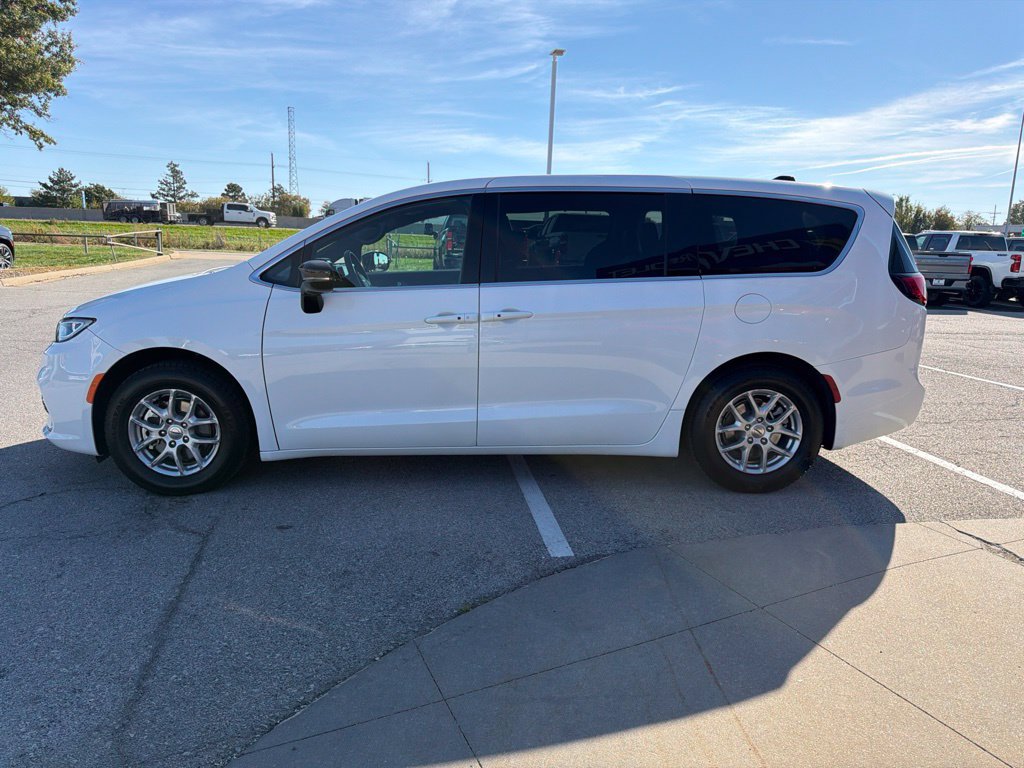 Used 2025 Chrysler Pacifica Select FWD image 6