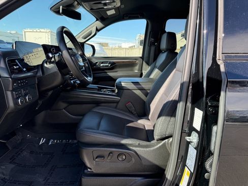 Used 2025 Chevrolet Suburban Z71 image 16