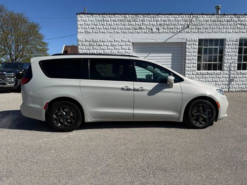 Used 2021 Chrysler Pacifica Touring-L w/ Uconnect Theater Family Group FWD image 4