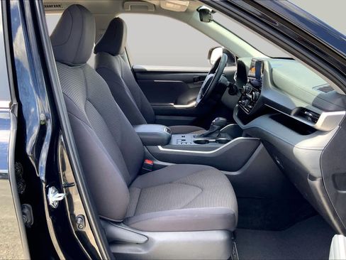 Used 2025 Toyota Highlander LE FWD image 9