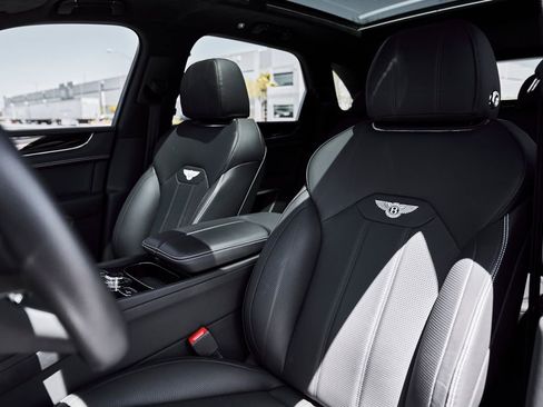 Used 2024 Bentley Bentayga AWD/4WD image 42
