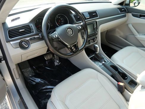 Used 2018 Volkswagen Passat 2.0T R-Line FWD image 3