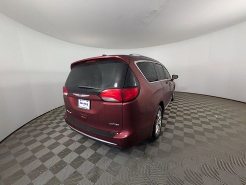 Used 2019 Chrysler Pacifica Limited image 3