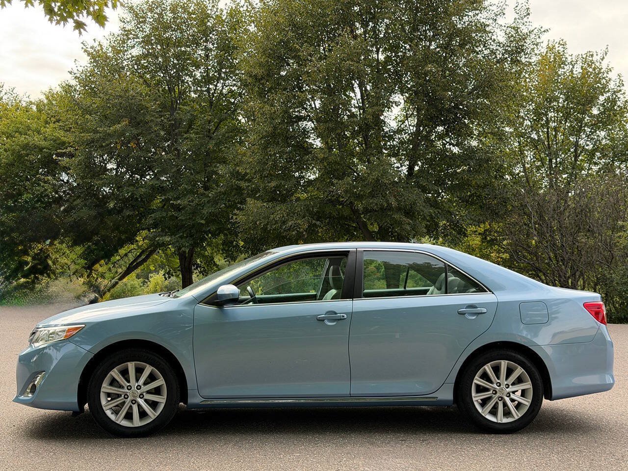Used 2012 Toyota Camry XLE w/ Leather Pkg FWD image 7