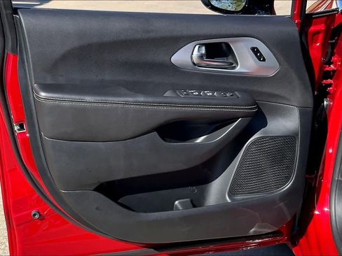 New 2026 Chrysler Pacifica Limited image 10
