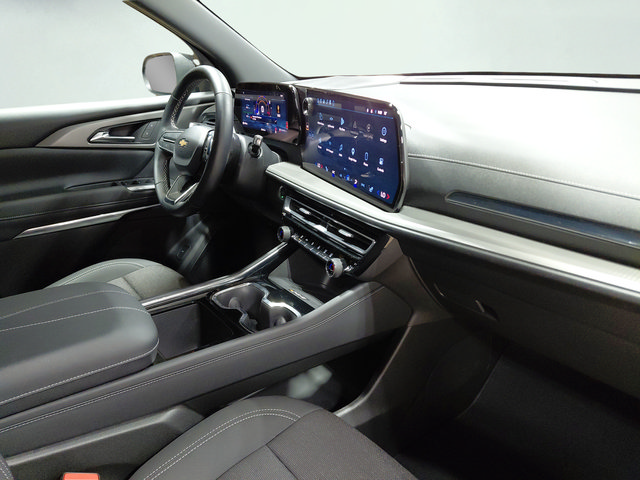Used 2026 Chevrolet Traverse LT FWD image 16