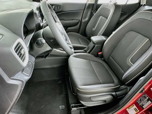 Used 2025 Hyundai Venue Limited FWD image 9