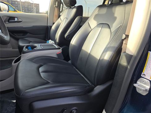 Certified 2024 Chrysler Pacifica Select image 29