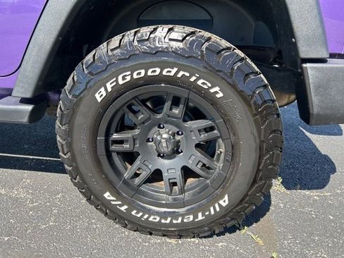 Used 2018 Jeep Wrangler Unlimited Sport w/ Connectivity Group AWD/4WD image 18