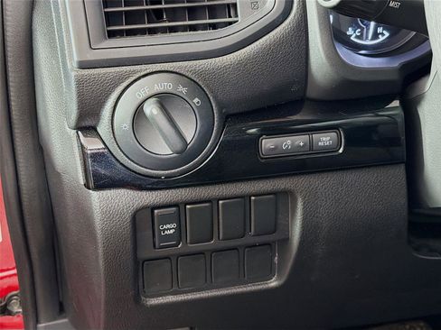 Used 2024 Nissan Titan SV image 10