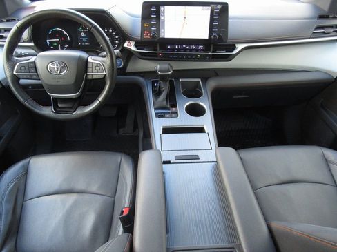 Used 2022 Toyota Sienna XSE image 33