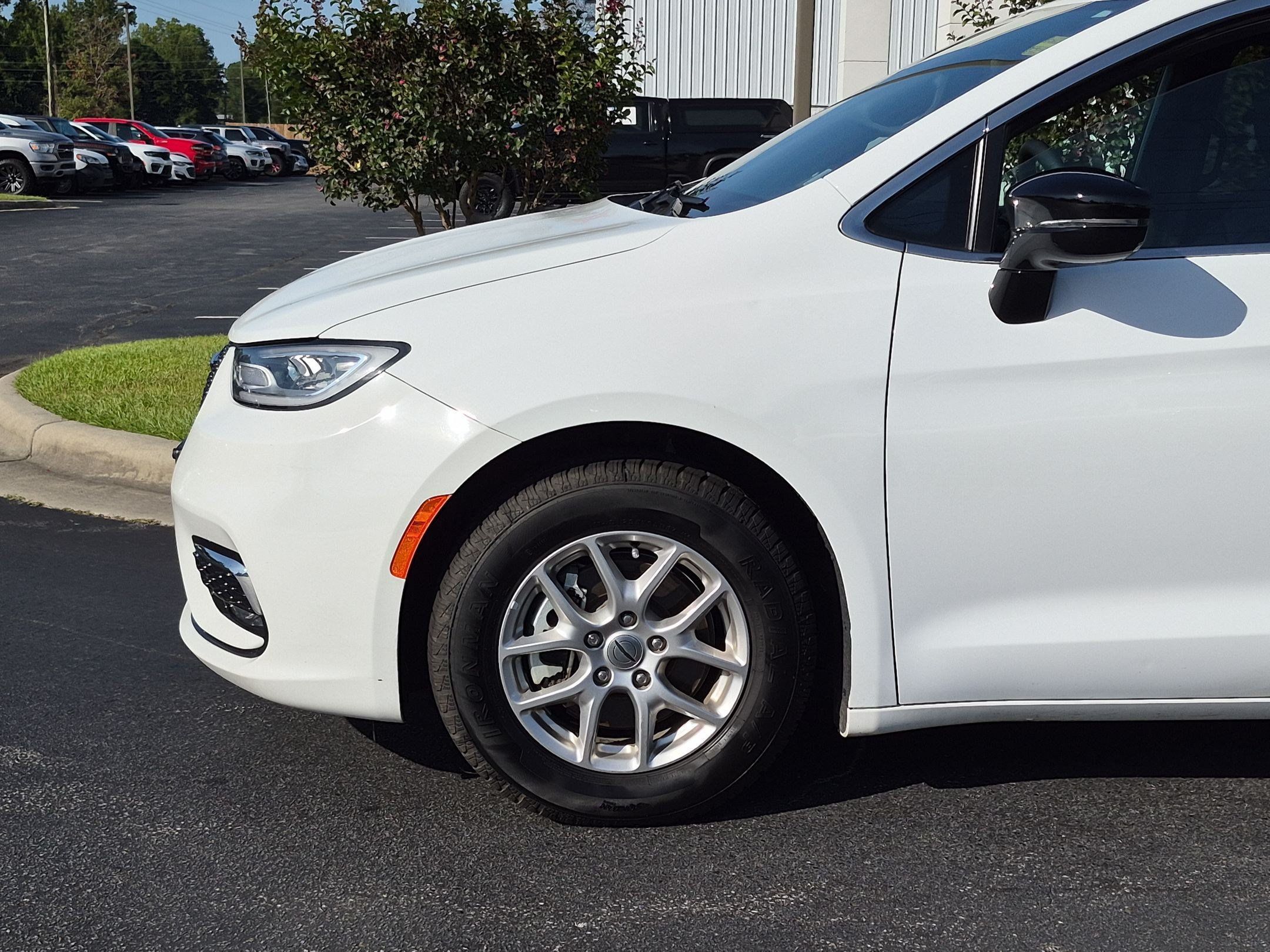 Used 2025 Chrysler Pacifica Select FWD image 9