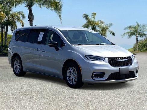 Used 2024 Chrysler Pacifica Touring-L FWD image 6