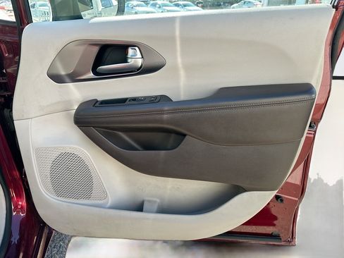 Used 2017 Chrysler Pacifica LX image 29