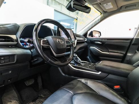 Used 2022 Toyota Highlander XLE AWD/4WD image 4