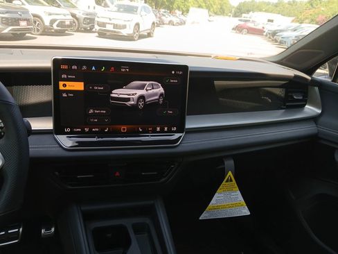 New 2025 Volkswagen Tiguan SE R-Line image 17