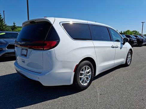 Used 2023 Chrysler Pacifica Touring-L FWD image 6