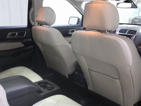 Used 2017 Ford Explorer Platinum image 26