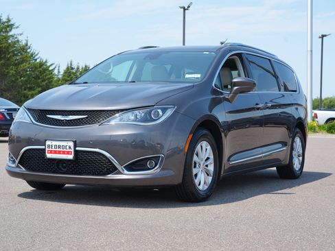 Used 2018 Chrysler Pacifica Touring-L Plus w/ Advanced Safetytec Group FWD image 7