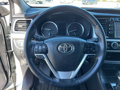 Used 2019 Toyota Highlander XLE image 16
