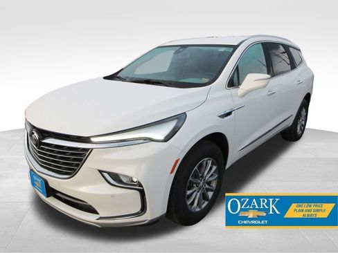 Used 2023 Buick Enclave Essence image 1
