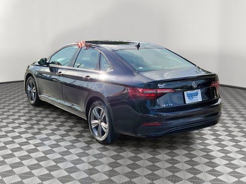Used 2024 Volkswagen Jetta SE FWD image 3