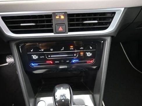 New 2026 Volkswagen Taos SE FWD image 4