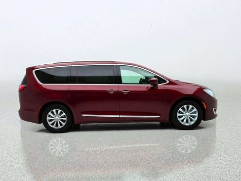 Used 2018 Chrysler Pacifica Touring-L Plus FWD image 2