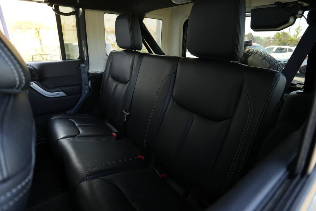Used 2015 Jeep Wrangler Unlimited Sahara w/ Connectivity Group AWD/4WD image 23