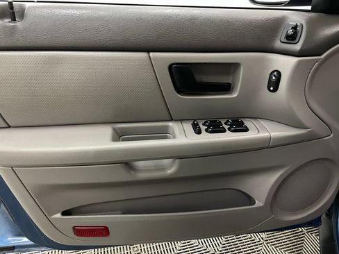 Used 2004 Ford Taurus SE FWD image 16
