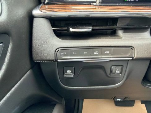 Certified 2024 Cadillac Escalade ESV Premium Luxury AWD/4WD image 27