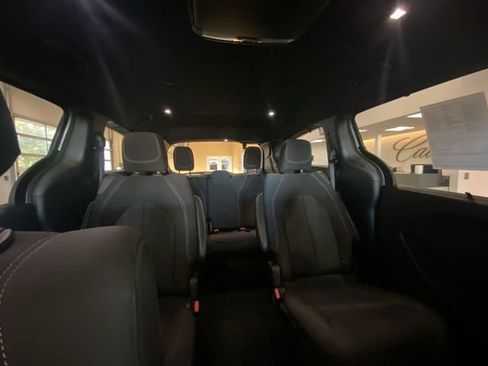 Used 2020 Chrysler Pacifica Touring w/ S Appearance Package FWD image 6