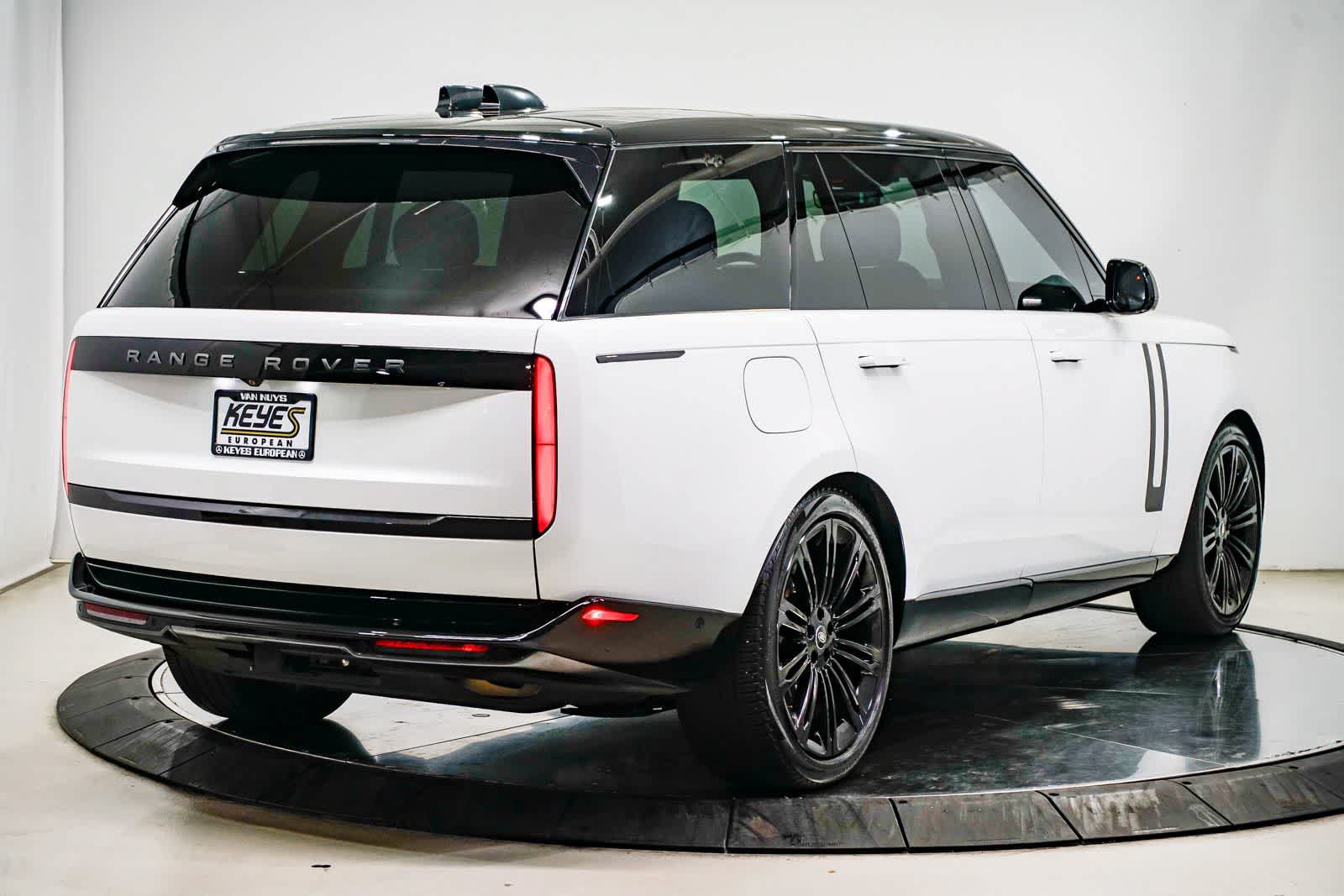 Used 2024 Land Rover Range Rover Long Wheelbase SE AWD/4WD image 4