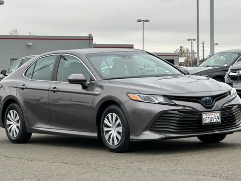 Used 2018 Toyota Camry LE image 5