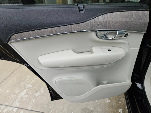 Used 2023 Volvo XC90 B6 Ultimate w/ Protection Package Premier AWD/4WD image 17