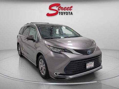 Certified 2021 Toyota Sienna XLE image 5