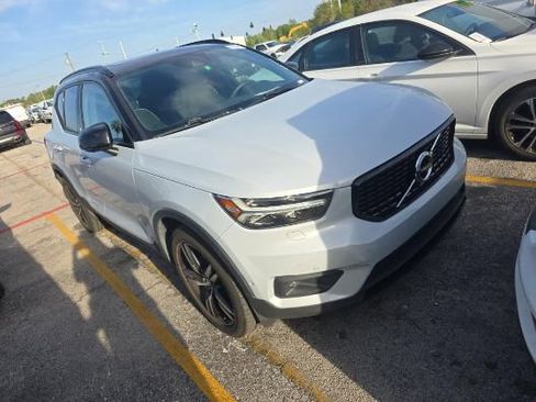 Used 2022 Volvo XC40 T5 R-Design image 2