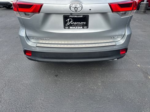 Used 2019 Toyota Highlander LE AWD/4WD image 24