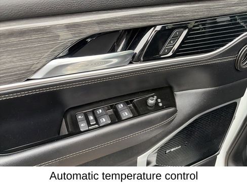 Used 2022 Jeep Wagoneer Series III w/ Premium Group I AWD/4WD image 19