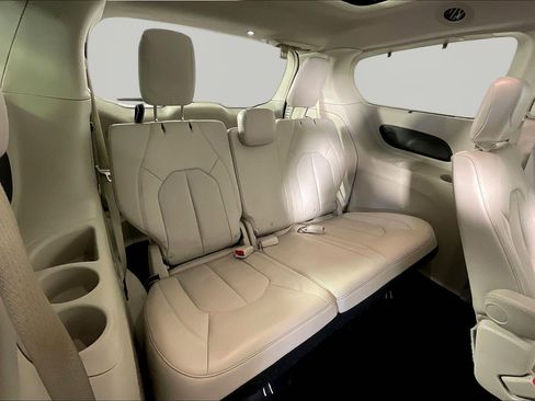 Used 2018 Chrysler Pacifica Touring-L Plus w/ Advanced Safetytec Group FWD image 26
